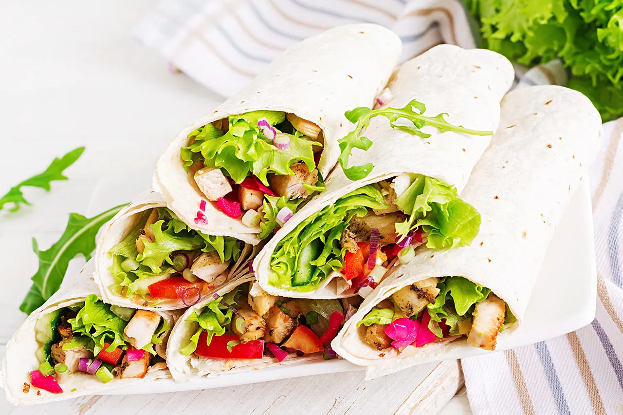 Wraps au poulet du service traiteur McBroue, prêts à livrer